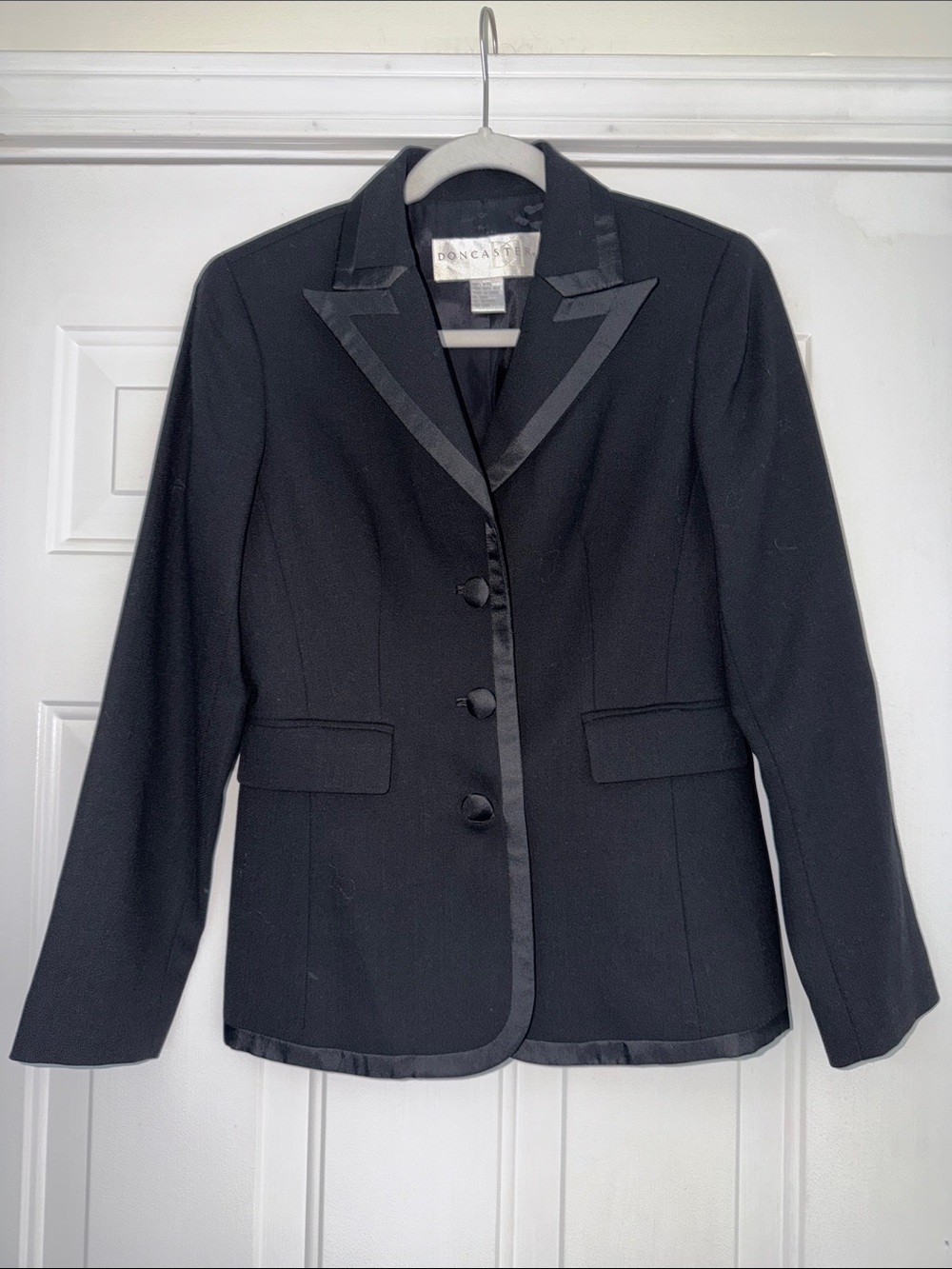 Doncaster 100% wool with Black Silk Trim Women's Blazer. Sz S (Us 4-6)